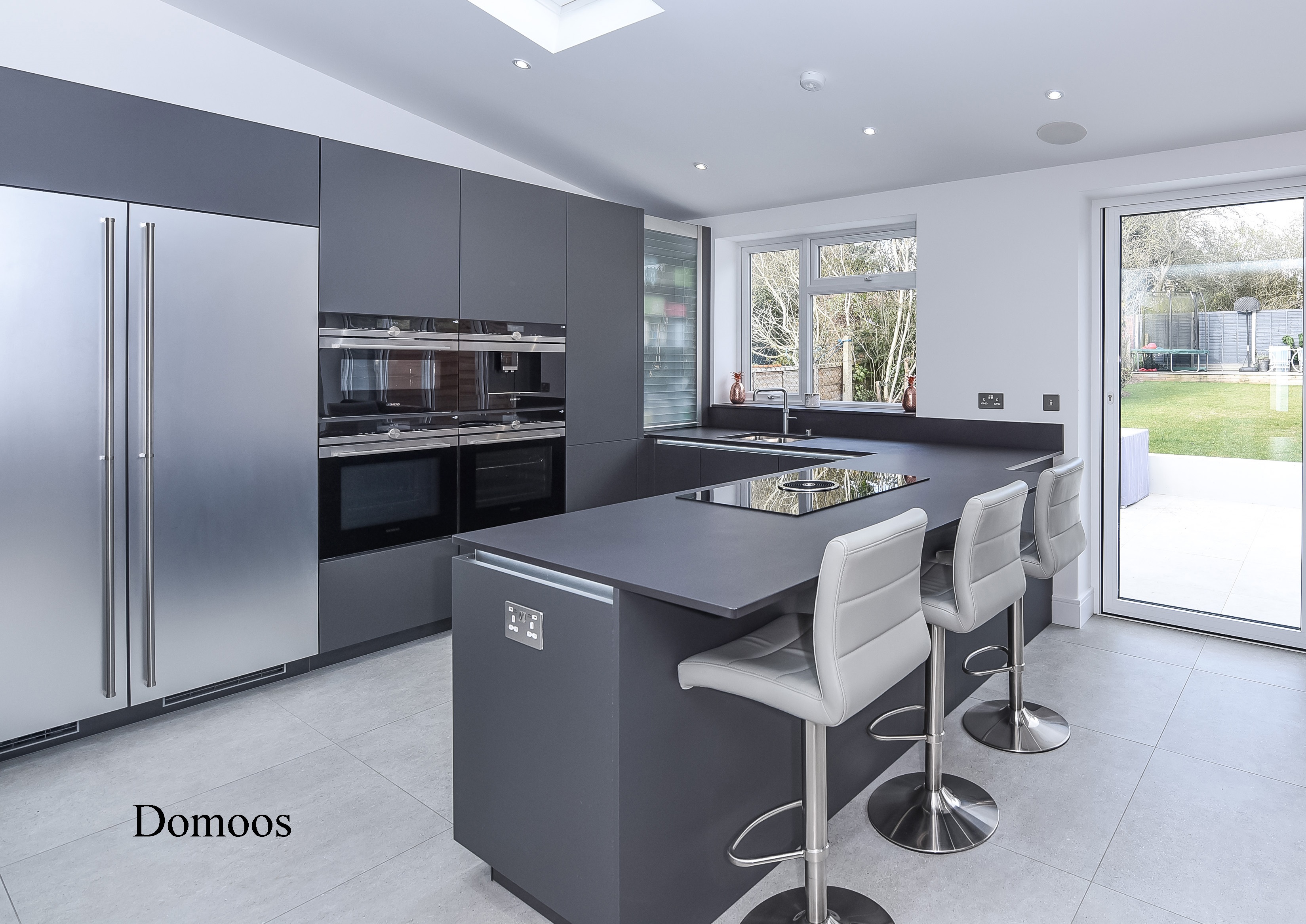 Such Designs - Modern Kitchen - Dekton Domoos